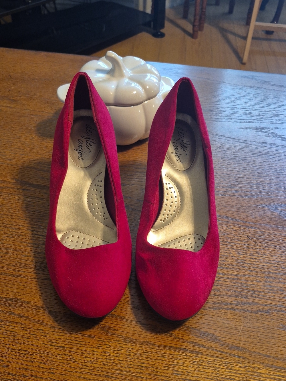 dexflex comfort Suede Round-Toe Pumps Red Size 8